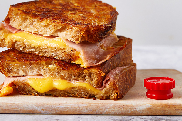ZAANSE MAYONAISE Crispy Tosti aan buitenkant besmeerd met mayo_LR Echte mayonaise