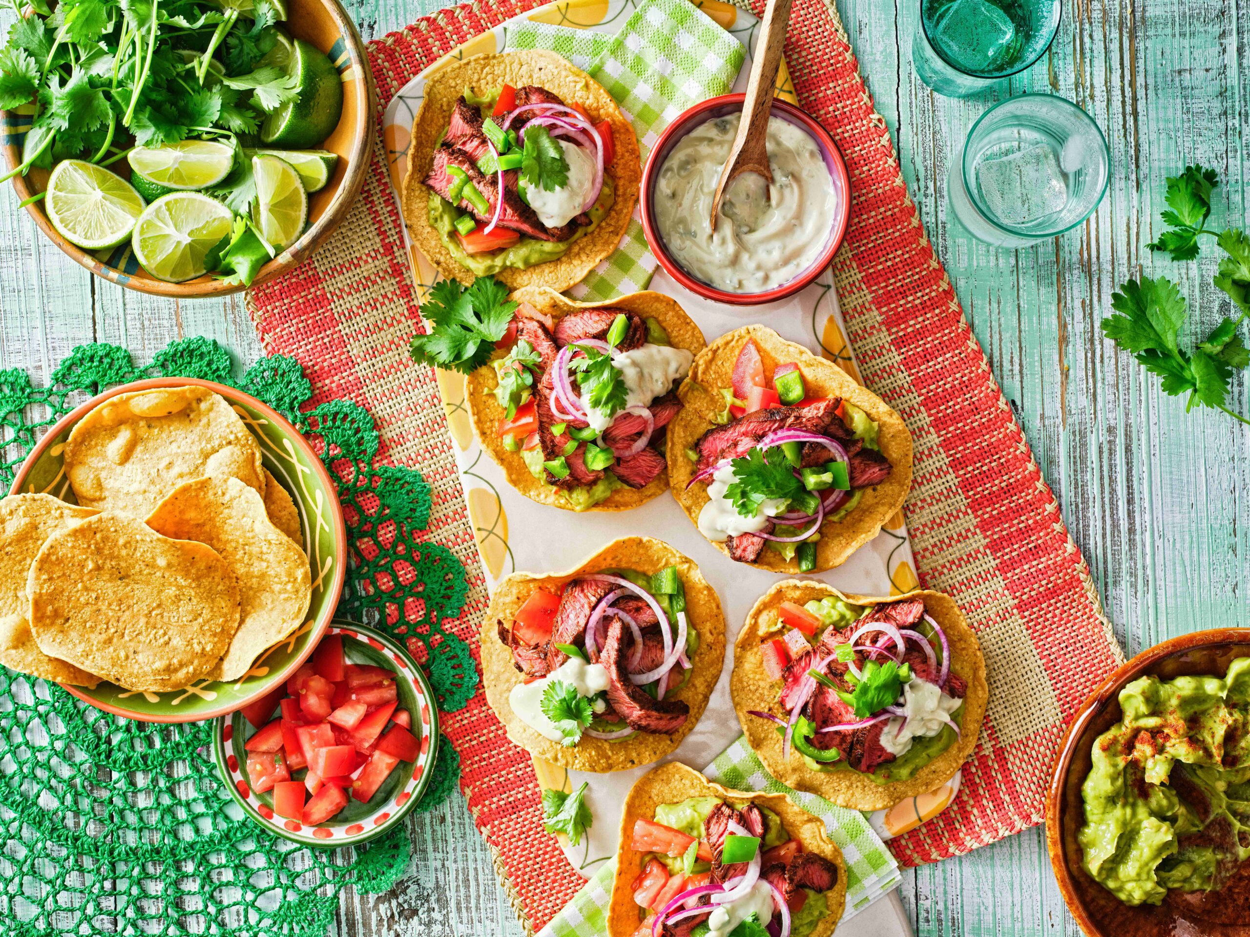 Mexicaanse tostadas met jalapeno Mayo Grillworst Zaanse piccalilly mayo
